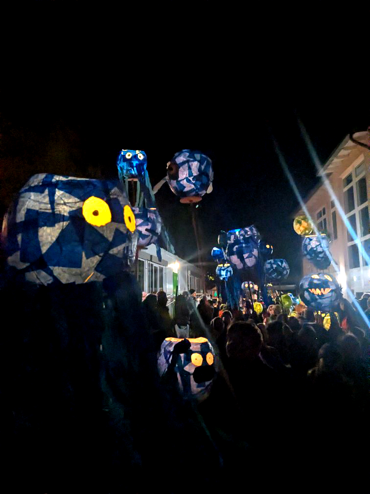 Auch in diesem Jahr erstrahlte unsere Schule zum Martinstag in bunten Farben...