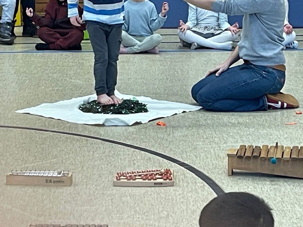 Wir hatten mal wieder eine tolle Monatsfeier mit Musik, Tanz und Akrobaten...