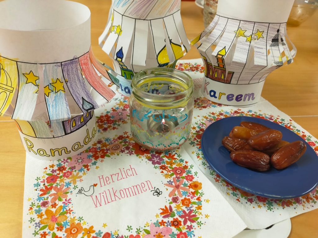 Die muslimischen Viertklässler*innen luden zum gemeinsamen „Fastenbrechen“ ein....